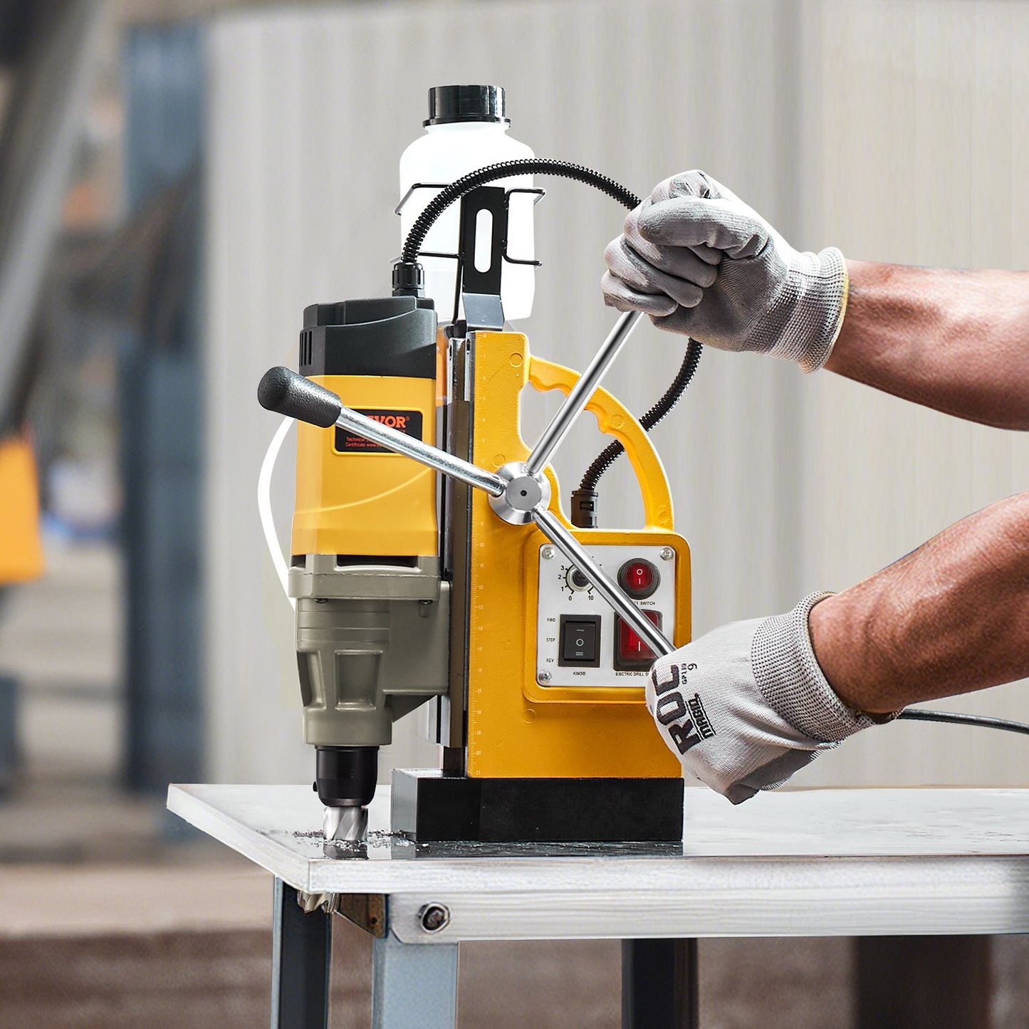 Magnetbohrmaschine, 1400-W-Motor, 2 Zoll Bohrdurchmesser, 2878 lbf Drehmoment, elektrische Magnetbohrmaschine mit 6 Kernbohrern, variabler Drehzahl, Bohrmaschine für Metalloberflächen, Heimwerkerbedarf, Gelb