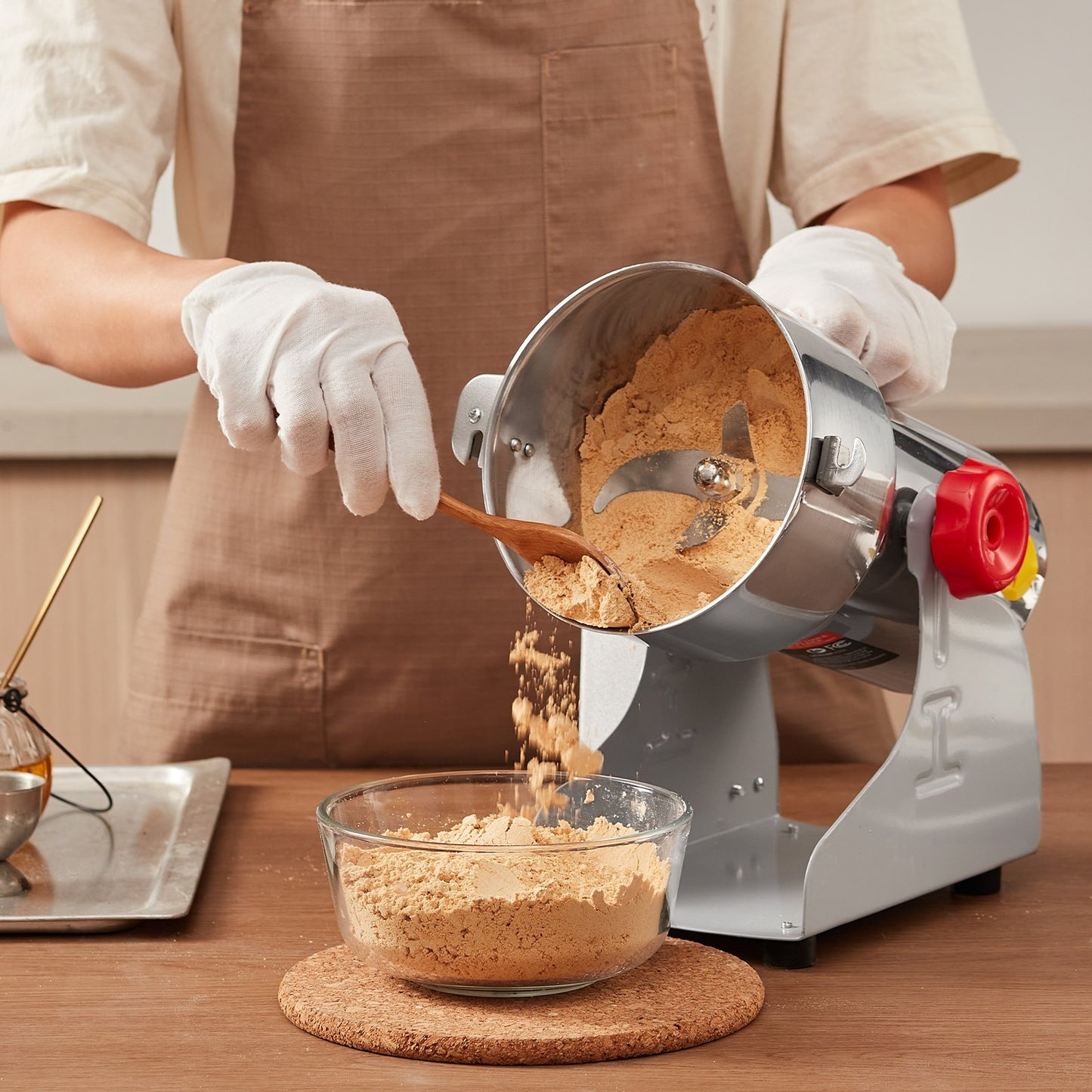 Elektrische Getreidemühle (500 g), Hochleistungs-Gewürzmühle (2000 W), Pulverisiermaschine aus Edelstahl für trockene Körner, Gewürze, Getreide, Kaffee, Mais, Pfeffer, Schwenkmechanismus