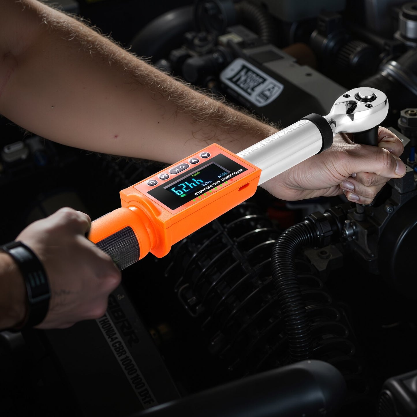 Digitaler Drehmomentschlüssel, 3/8-Zoll-Antrieb, 0–99,57 lbf-ft ​​/ 0–135 Nm, 72 Zähne, ±2 % Genauigkeit, elektronischer Drehmomentschlüssel mit voreingestellten Werten, akustischem Signal und LED-Anzeige, für Kraftfahrzeuge und Motorräder