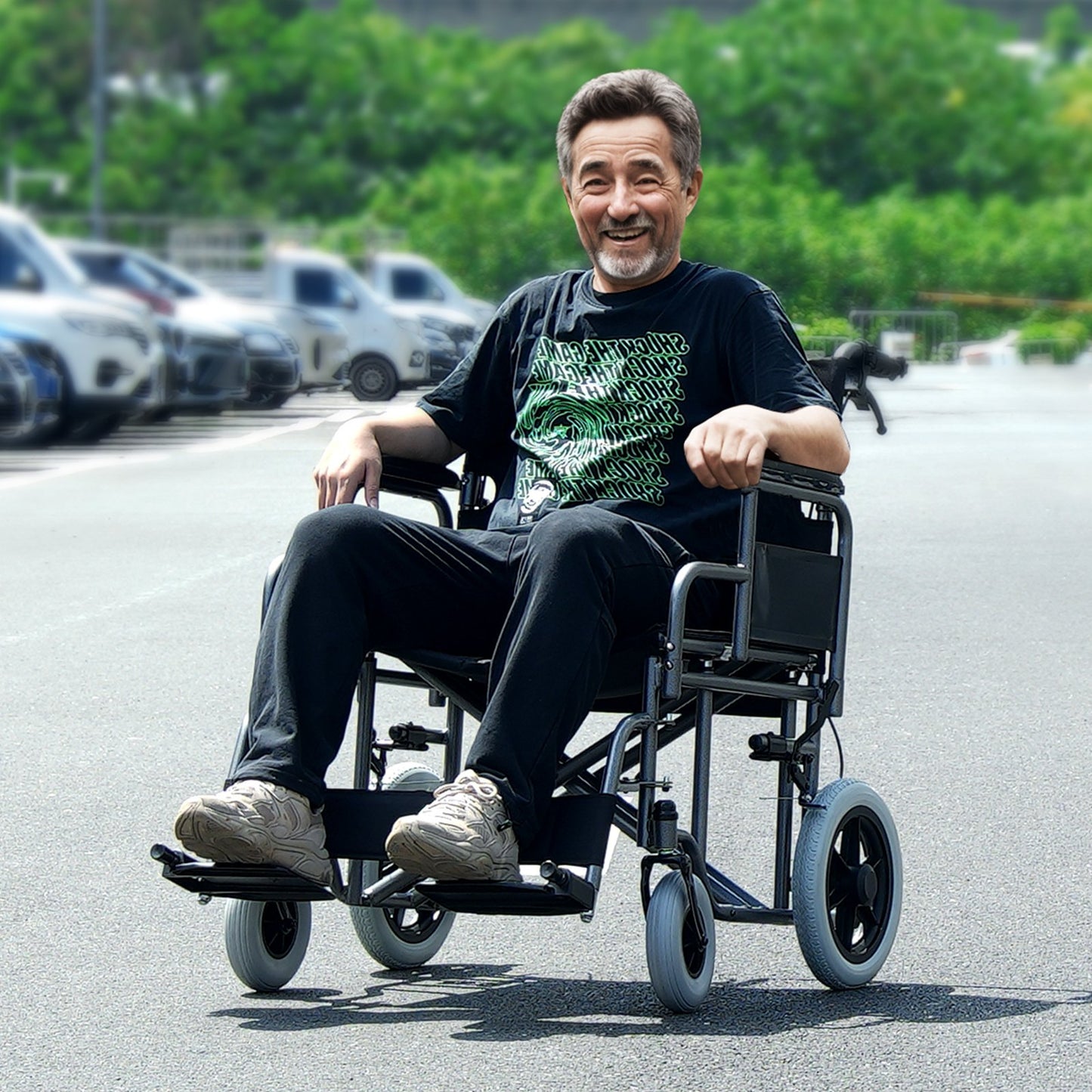 Rollstuhl, Transportrollstuhl aus Kohlenstoffstahl für Erwachsene, faltbarer Rollstuhl mit abnehmbarer Armlehne, selbstblockierender Bremse, 61 cm breiter Sitz, Tragkraft 136 kg, für Menschen mit Behinderungen, die sich frei bewegen möchten