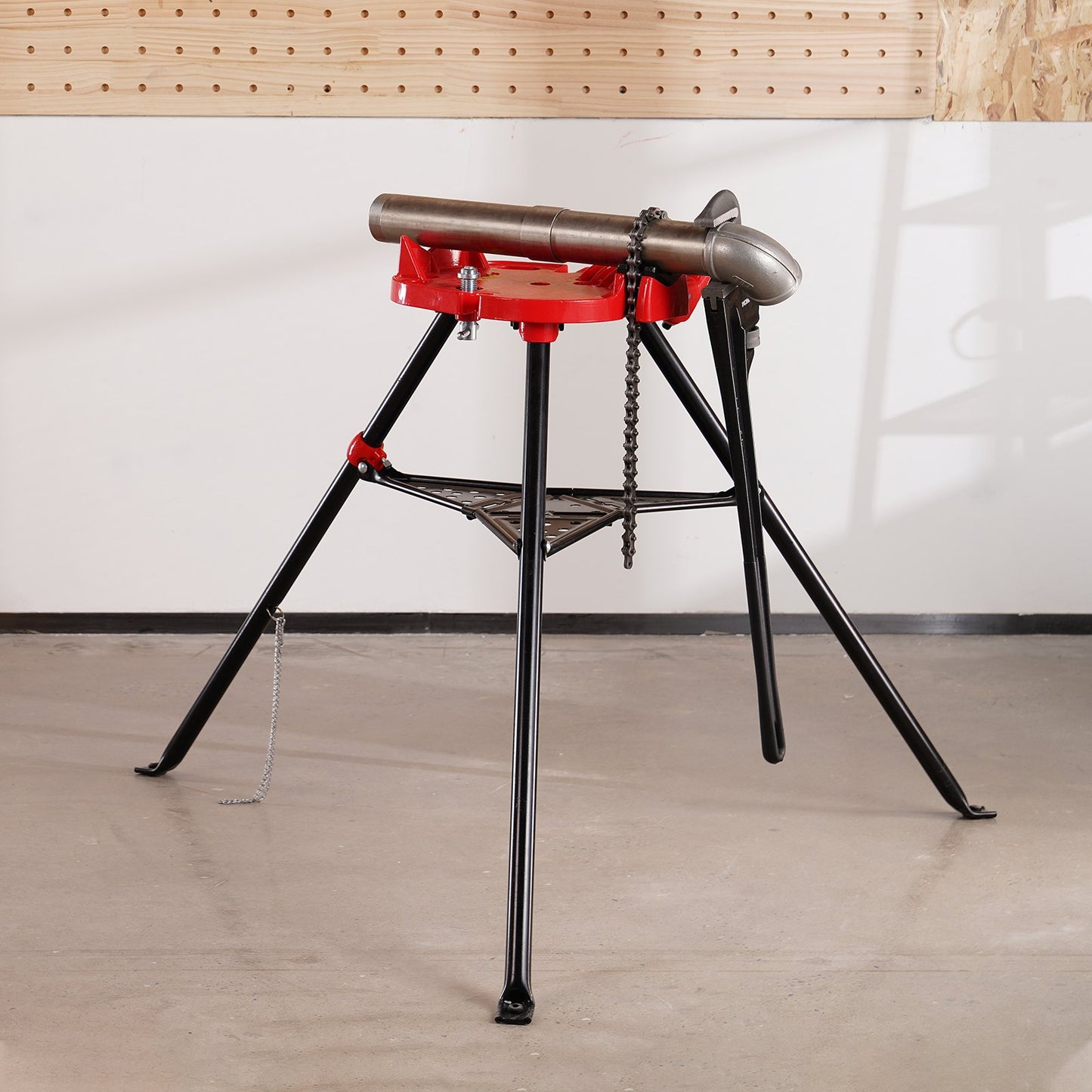 Kettenschraubstock mit Dreibeinstativ | Rohrdurchmesser: 3,2 bis 152 mm | Tragkraft: 600 kg | Tragbares Stativ mit klappbaren Beinen und Werkzeugablage | Ideal für Sanitär- und Rohrleitungsarbeiten