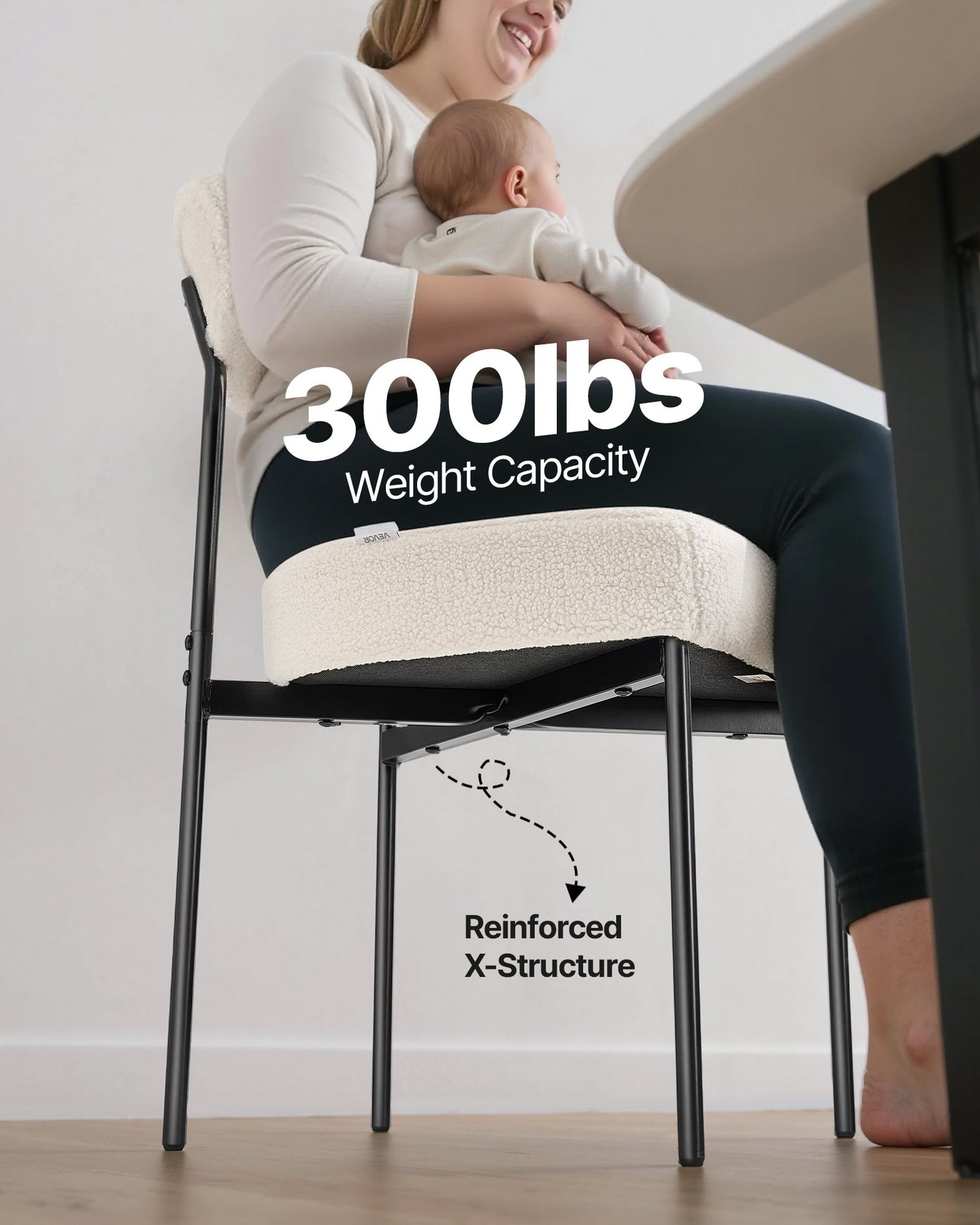 Boucle Esszimmerstühle, 2er-Set, Mid-Century Modern Sherpa Akzentstühle, gepolsterter Beistellstuhl für Esstisch, platzsparender weißer Küchentischstuhl mit geschwungener Rückenlehne und schwarzen Metallbeinen