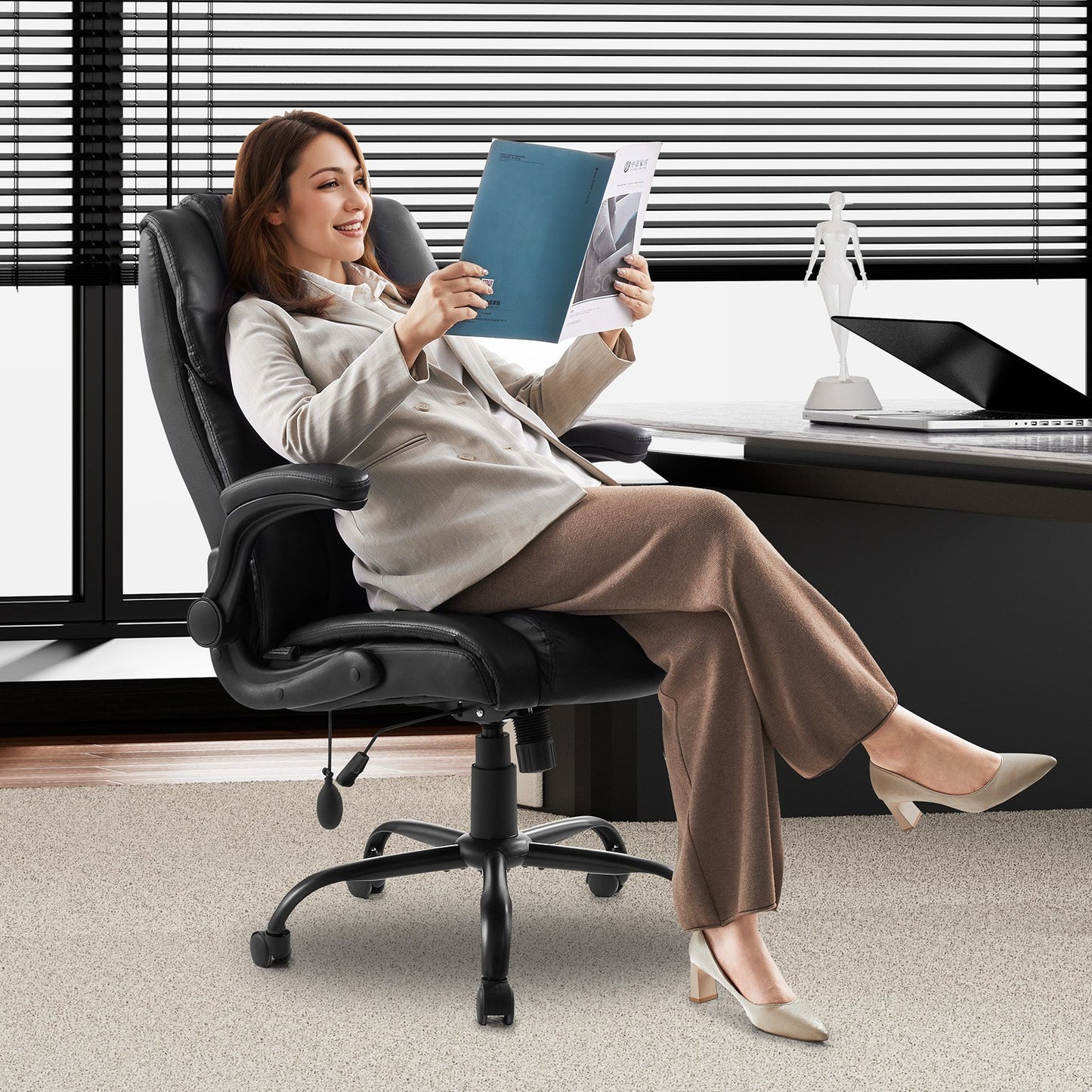 Chefsessel, Bürostuhl mit hoher Rückenlehne, hochklappbaren Armlehnen und Lendenwirbelstütze, ergonomischer Schreibtischstuhl mit verstellbarer Neigung und Höhe, drehbarer Stuhl mit Rollen aus PU-Leder für Arbeit, Studium und Gaming, Schwarz