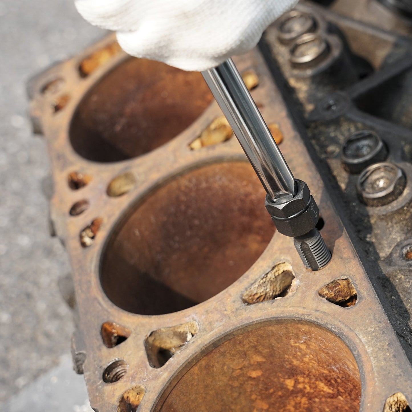 7-teiliges Gewindeschneidwerkzeug-Set, metrisches Gewindereparaturwerkzeug M10 M12 M14 M18 M20 M22, Gewindereparatur-Werkzeugset mit Aufbewahrungskoffer, wärmebehandelter Kohlenstoffstahl, für Gewindereparaturen im Automobilbereich