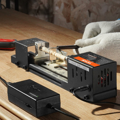 Mini-Drehmaschine, 7 cm x 16 cm, 24 V DC, 96 W, 7 Drehzahlstufen (4220/5300/5650/6350/6660/7050/8450 U/min), für Heimwerkerprojekte mit Holzbearbeitung, z. B. als Bohr- und Rotationswerkzeug.