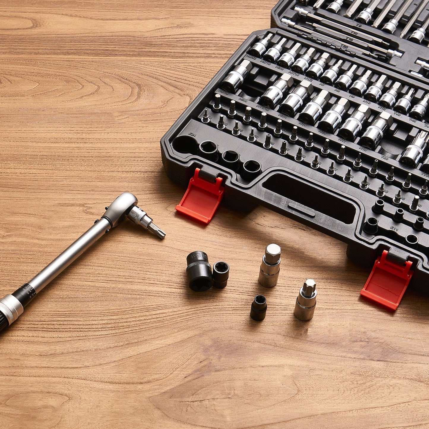 107-teiliger Steckschlüsselsatz (SAE und metrisch), Sechskant/Torx/Außentorx/manipulationssicher/extra lang, aus S2-Legierungsstahl und Chrom-Vanadium-Stahl, 1/4"-, 3/8"- und 1/2"-Antrieb, mit verbessertem Aufbewahrungskoffer, für die Hand.