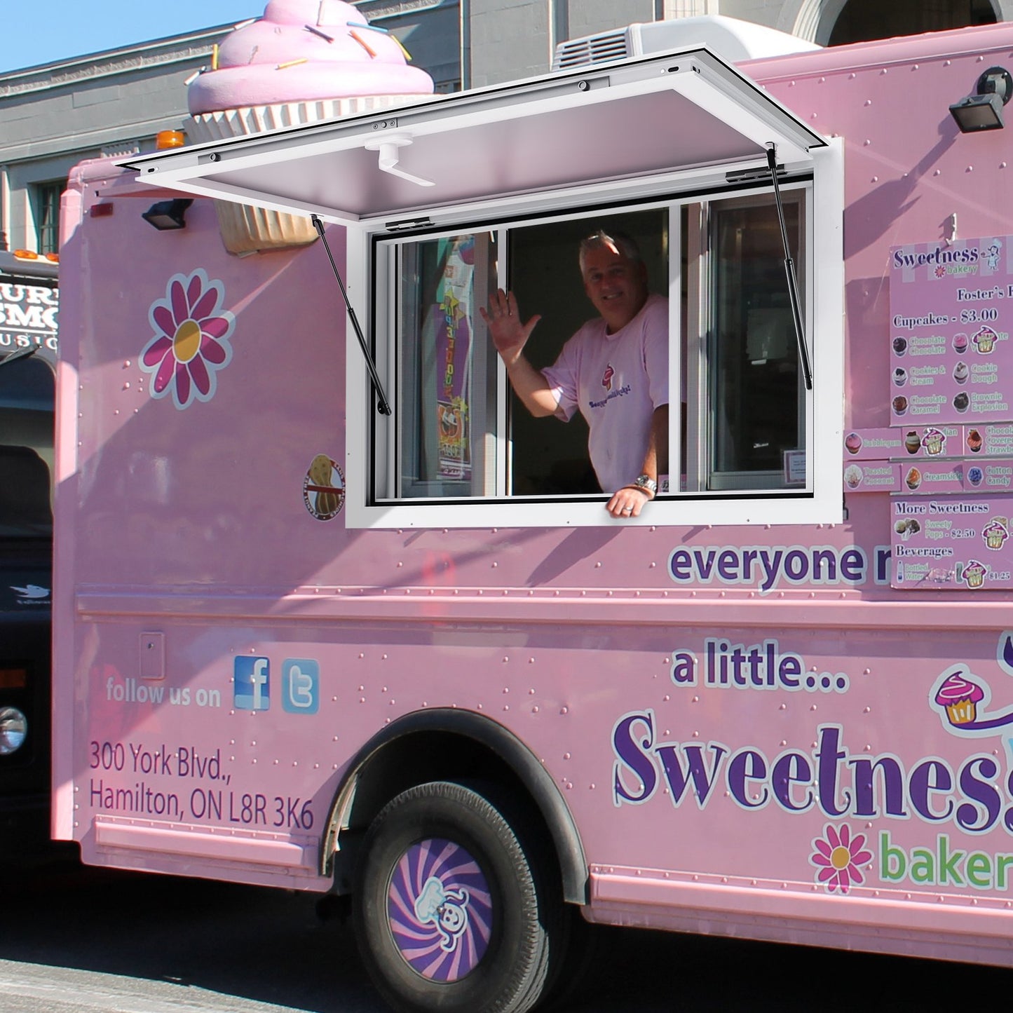 Verkaufsfenster für Imbisswagen, 91 x 61 cm großes Servicefenster aus Aluminiumlegierung, bis zu 85 Grad zu öffnendes Fenster mit 2 Schiebefenstern, Markisentür und Schlepphaken, für Imbisswagenanhänger