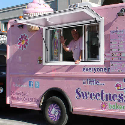 Verkaufsfenster für Imbisswagen, 91 x 61 cm großes Servicefenster aus Aluminiumlegierung, bis zu 85 Grad zu öffnendes Fenster mit 2 Schiebefenstern, Markisentür und Schlepphaken, für Imbisswagenanhänger