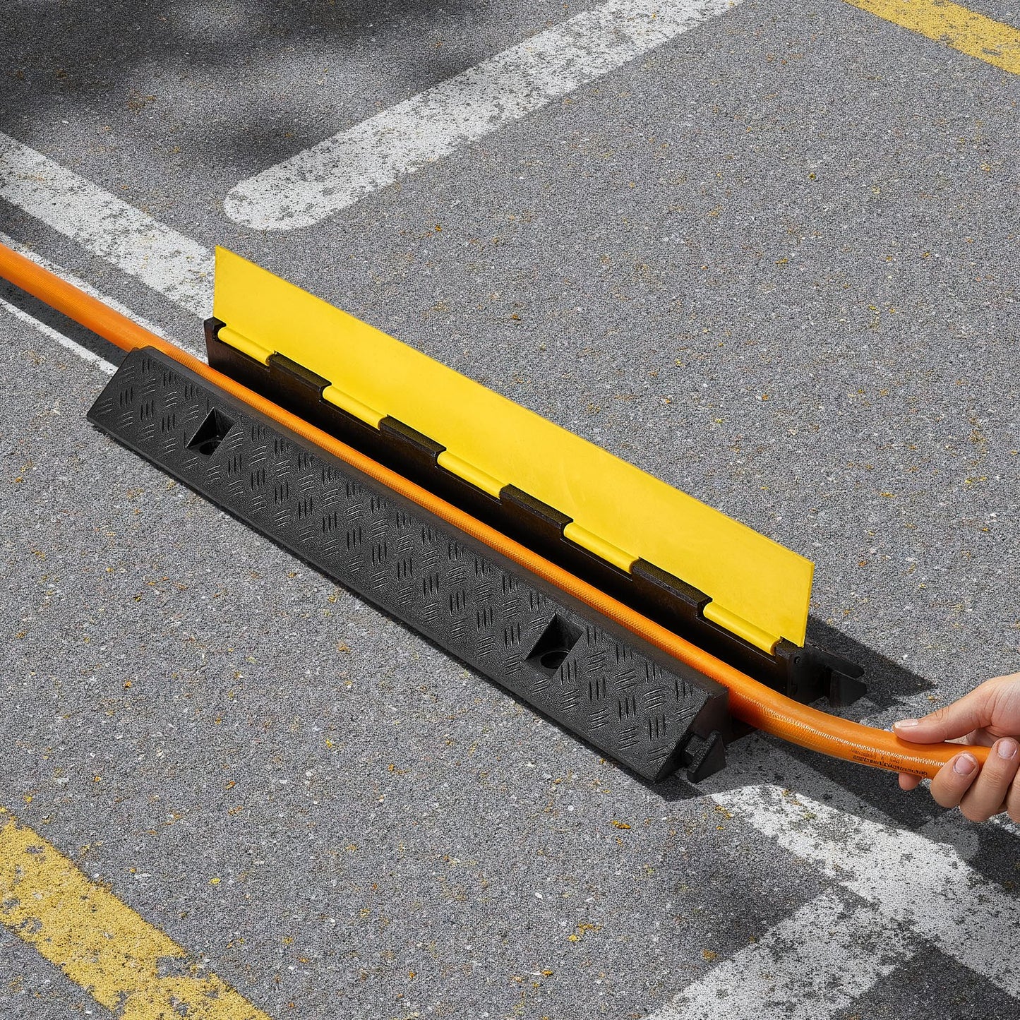 Kabelschutzrampe, Tragfähigkeit 9.979 kg/Achse, 1-Kanal-Kabelschutz aus robustem Gummi, 70 x 50 mm Kanal, Fahrbahnschwelle mit aufklappbarer Abdeckung, für den Innen- und Außenbereich, 1 Stück