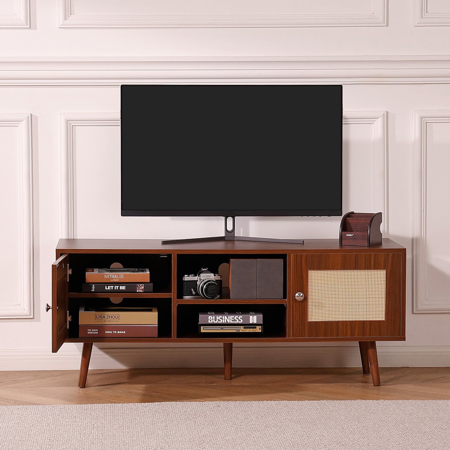 TV-Ständer aus Rattan, Boho-TV-Schrank für 55-Zoll-Fernseher, TV-Ständer im Mid-Century-Modern-Stil, TV-Konsole aus Rattan mit verstellbaren Regalböden für Wohnzimmer und Medienraum, Walnuss