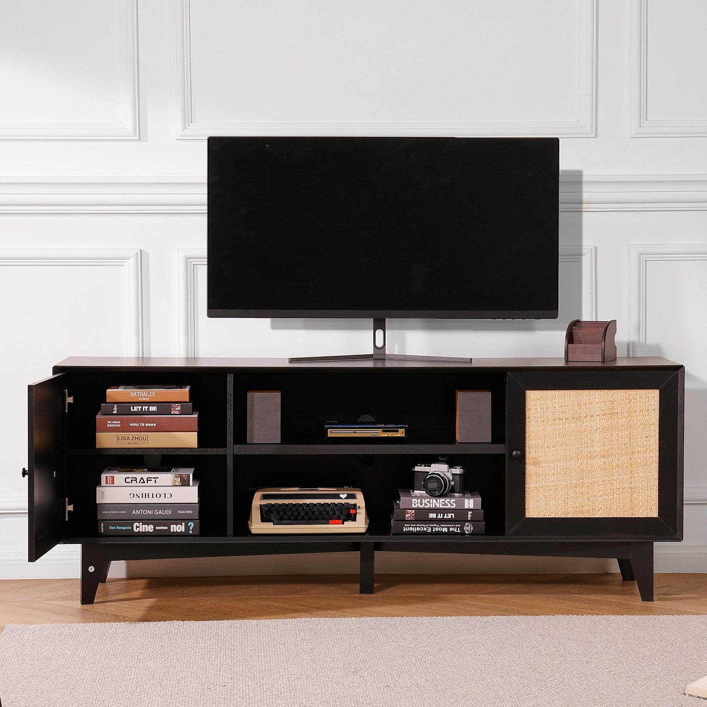 TV-Ständer aus Rattan für 75-Zoll-Fernseher, Boho-TV-Ständer mit Rattantür, Entertainment-Center mit integrierter Steckdose, Aufbewahrungsschrank mit 2 Regalböden, moderne TV-Konsole für Wohnzimmer und Medienraum, Schwarz