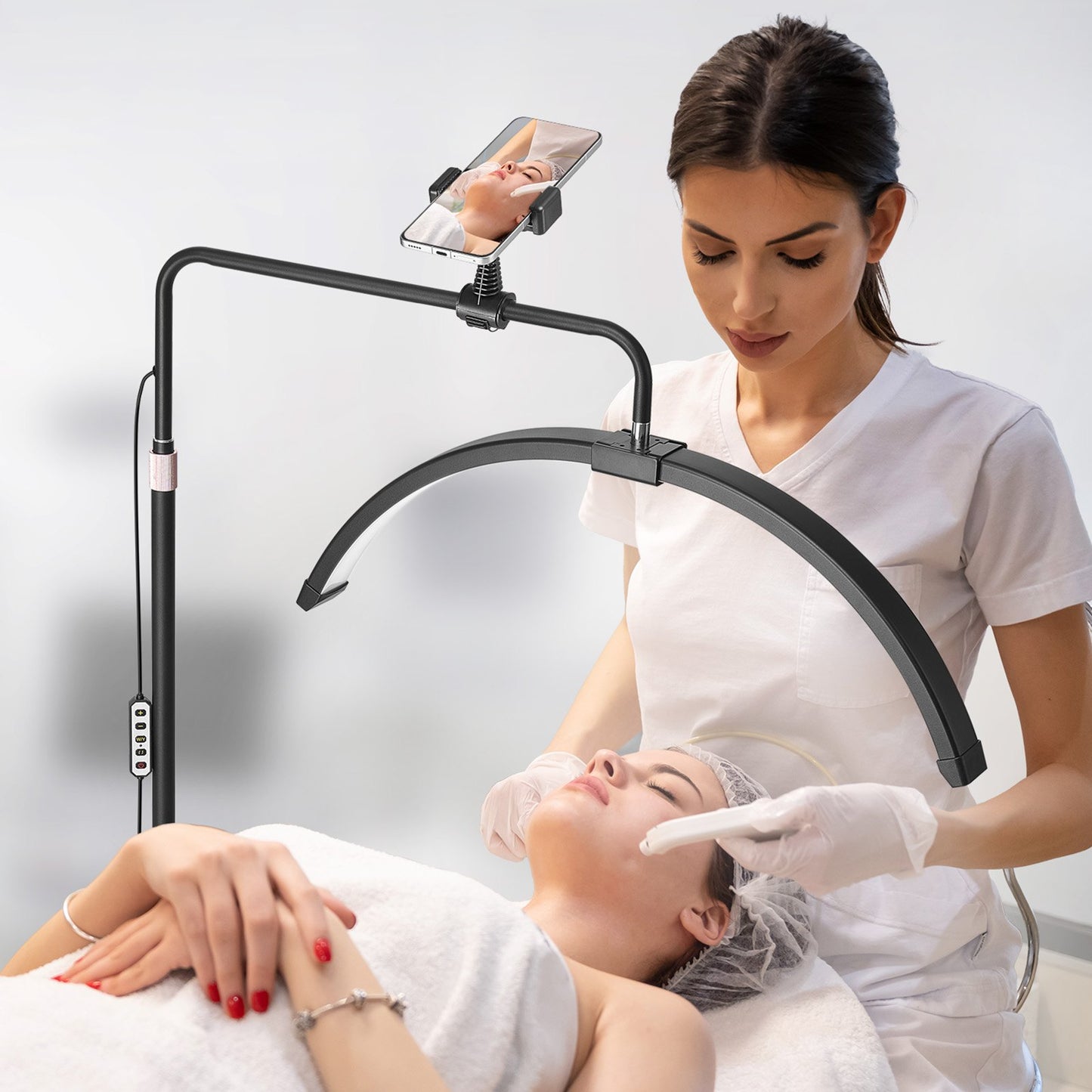 Halbmondförmige LED-Stehlampe für Kosmetikerinnen, 66 cm (26 Zoll) dimmbar, mit gebogener Form, Handyhalterung und Fernbedienung, für Schönheit, Hautpflege, Augenbrauen und Tattoos.
